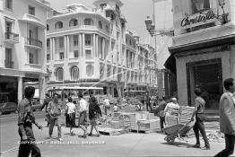 Image du Maroc Professionnelle de  Premier travaux de la voirie des trottoirs du Boulevard Mohammed V, un site qui évoque tout le génie architectural qui mérite le détour, une artère commerciale qui rassemble les plus beaux immeubles de Casablanca. photo réalisée le 7 Février 1987. (Photo / Abdeljalil Bounhar) 